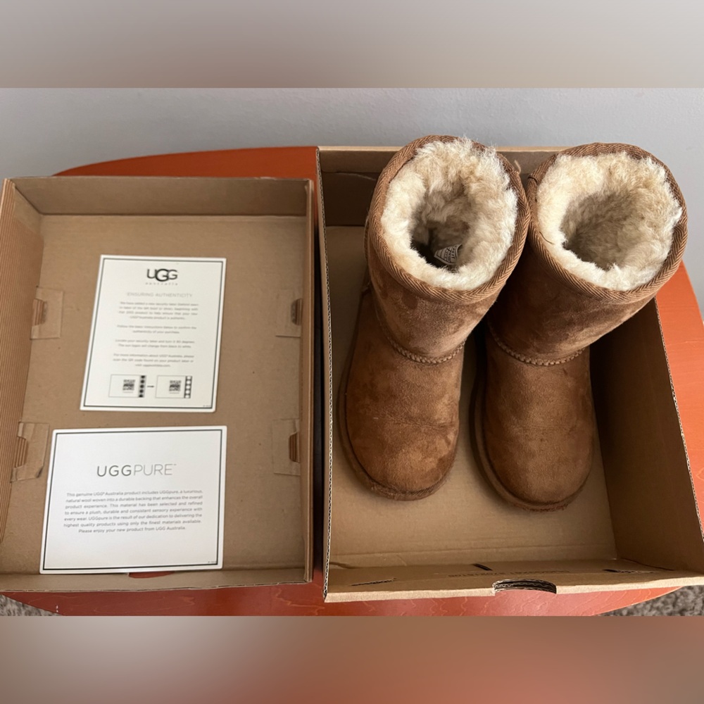 UGG Kids Classic Boot in Chestnut Size 11
